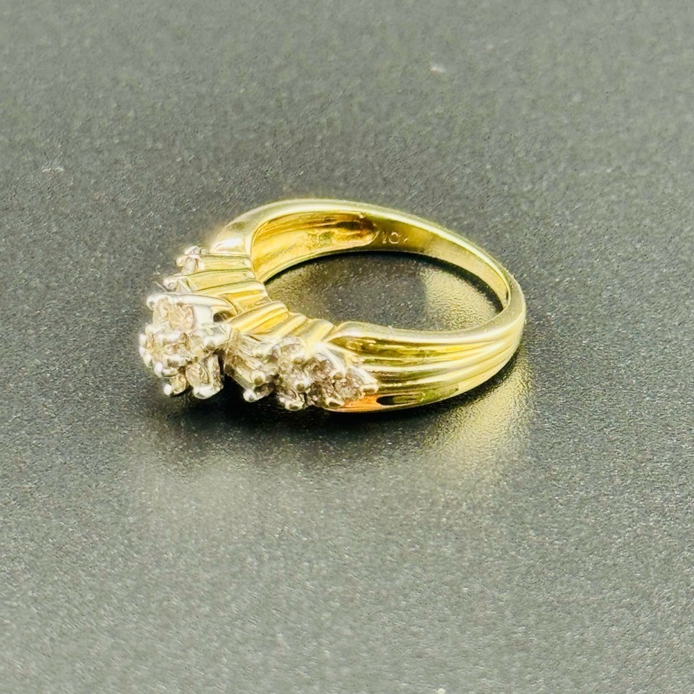 10K Gold Ladies Beautiful Diamond Cluster Ring Size 5.5 Weighs 4 Gram very clean - Picture 2 of 14